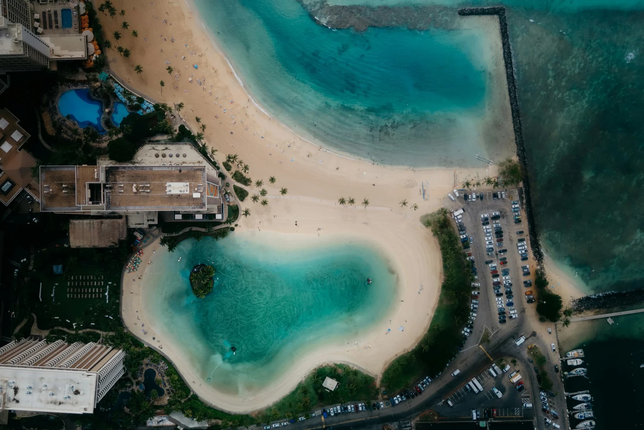 Resort frente a una playa de agua turquesa