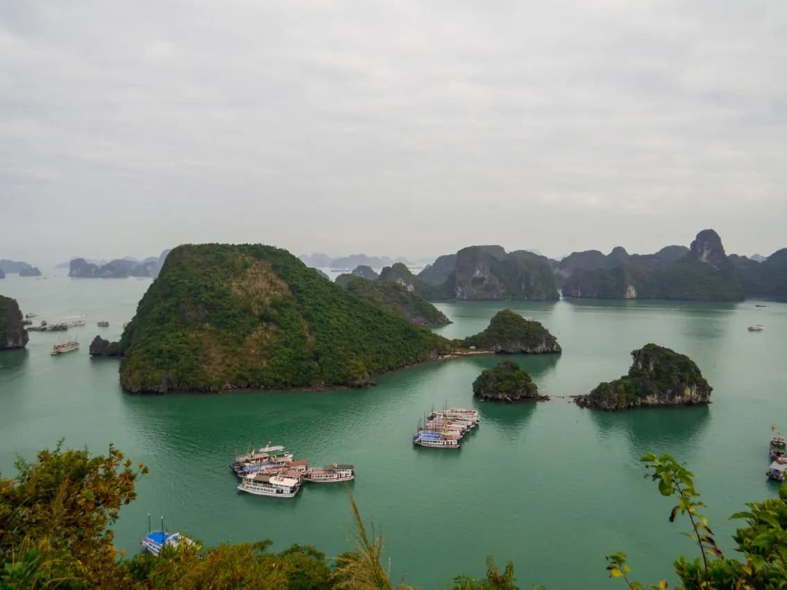 Día 6 (Vi.) Hanoi – Crucero en Halong (d/a/c)