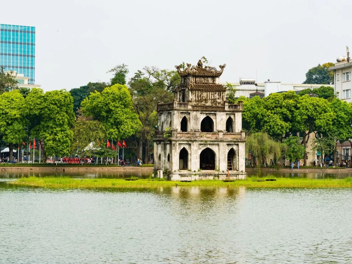 DIA 1: LLEGADA A HANOI (-/-/-)