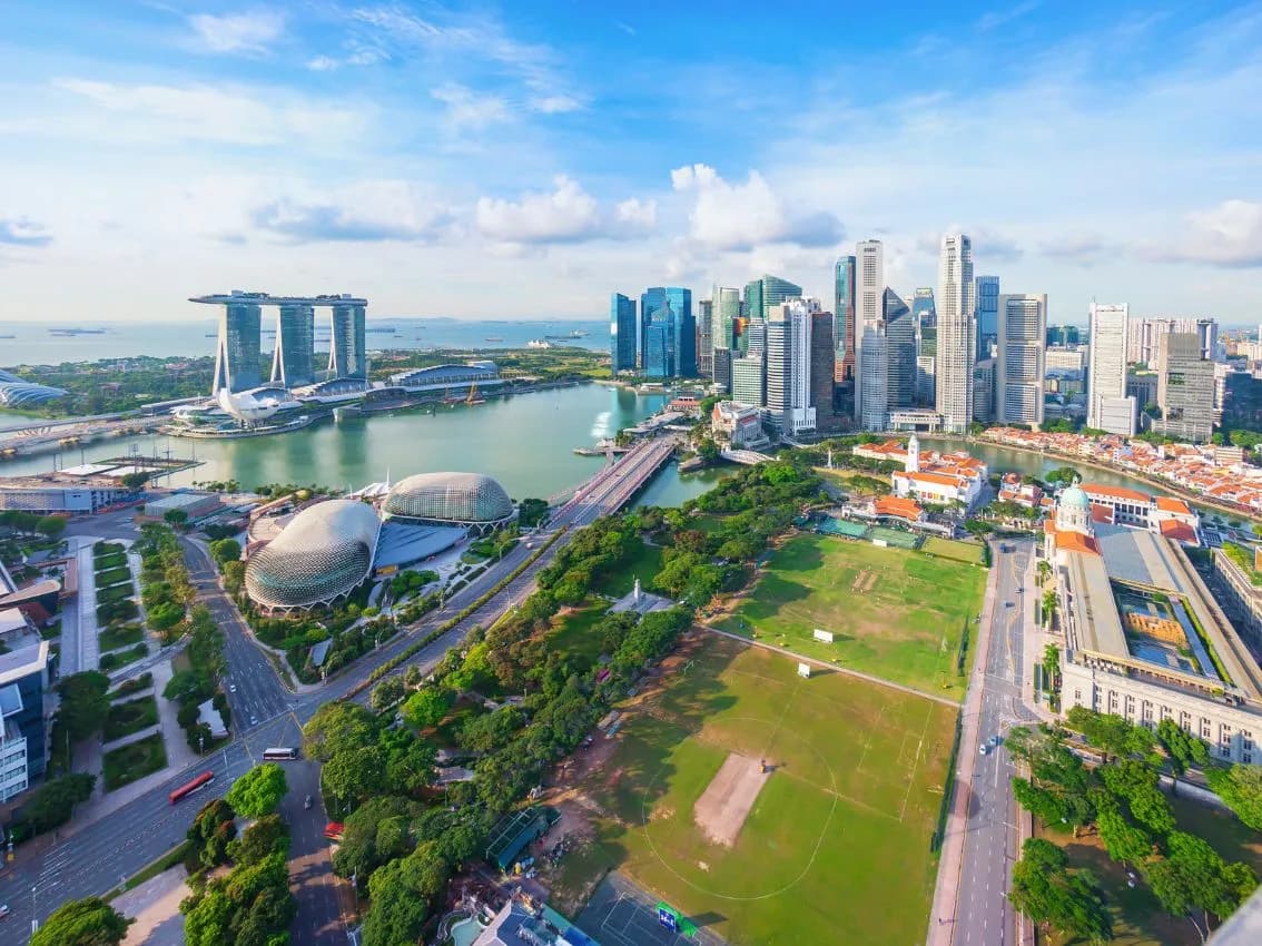 DÍA 1 (Do.) Llegada a Singapur (-/-/-)