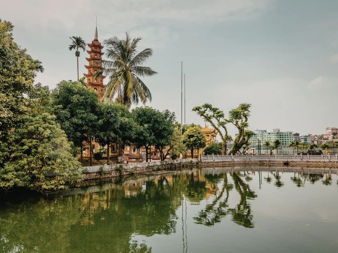 DIA 4: BAHIA DE HALONG/LAN HA – HANOI – VUELO A HUE (D/Brunch/-)